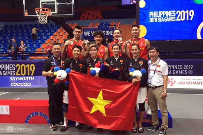Đội tuyển bóng rổ nam Việt Nam nhận HC đồng ở nội dung 3x3. Đây là tấm huy chương đầu tiên của bóng rổ trong suốt sáu kỳ SEA Games vừa qua, đồng thời là cột mốc đánh dấu sự phát triển của bộ môn bóng rổ Việt Nam trên đấu trường khu vực. Ảnh: VAB.