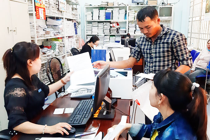 Người dân trao đổi thông tin tại Bảo hiểm xã hội huyện Diên Khánh.