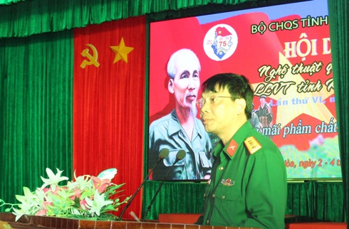 Đại tá Trịnh Việt Thành - Chính ủy Bộ CHQS tỉnh Khánh Hòa phát biểu khai mạc hội diễn.