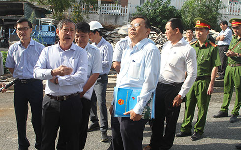 Đồng chí Lê Hữu Hoàng dẫn đầu đoàn công tác kiểm tra tại dự án Khu biệt thự cao cấp Ocean View Nha Trang