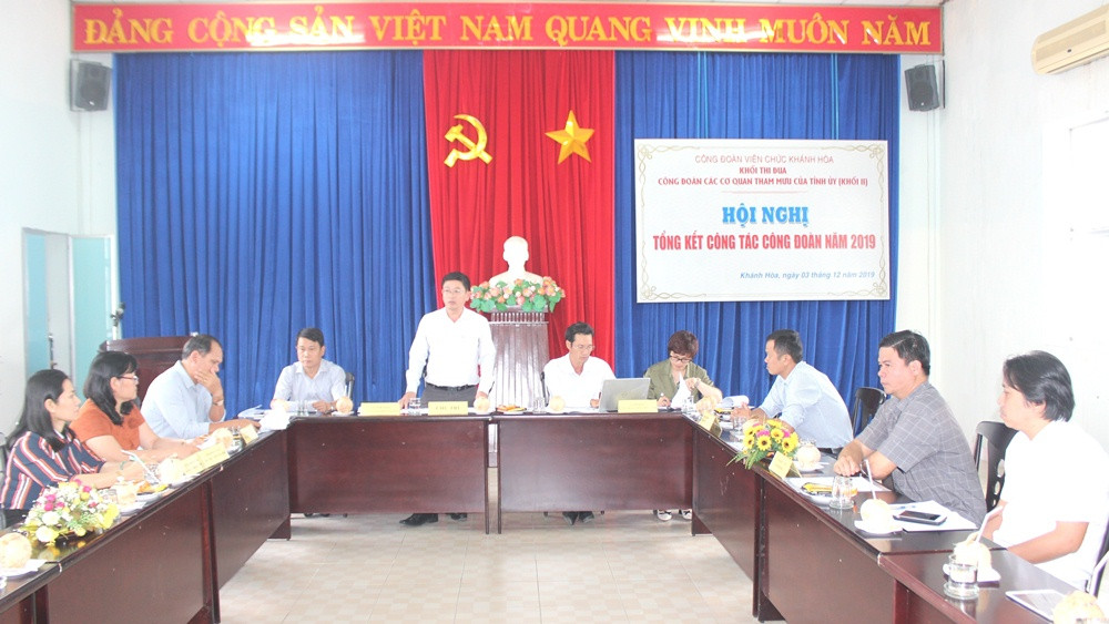 Đồng chí Lê Hoàng Triều - Phó Tổng biên tập, Chủ tịch Công đoàn cơ sở Báo Khánh Hòa - đơn vị trưởng khối phát biểu tại hội nghị.