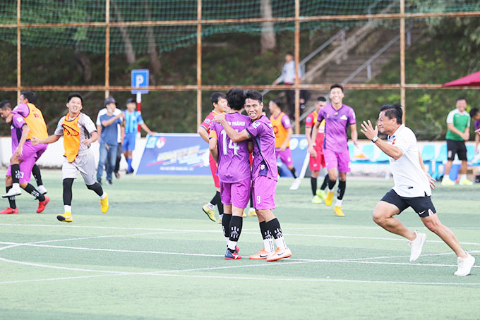 Niềm vui của các cầu thủ và Ban huấn luyện đội bóng Thành Thành Travel  khi vô địch giải đấu.   