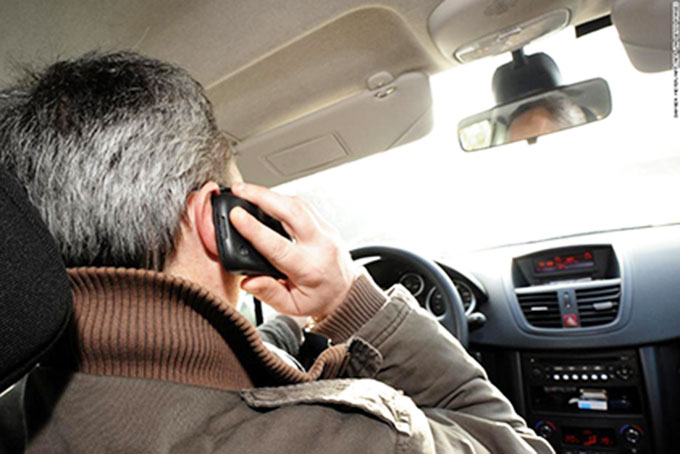 Việc vừa lái xe vừa dùng điện thoại được xem là hành động nguy hiểm khi tham gia giao thông. 