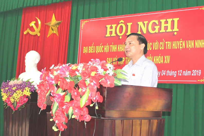 Ông Nguyễn Khắc Định báo cáo kết quả kỳ họp Quốc hội tới cử tri Vạn Ninh.