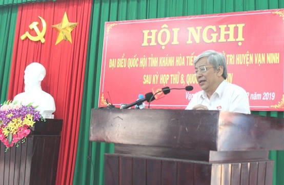 Ông Lê Xuân Thân phát biểu tại buổi tiếp xúc cử tri Vạn Ninh.