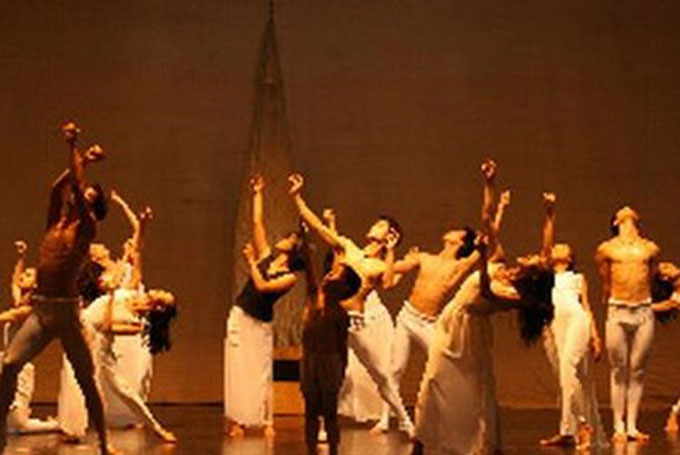 Nghệ sỹ Việt Nam trình diễn tác phẩm vũ kịch ''Kẹp hạt dẻ'' nổi tiếng