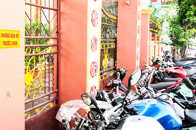 Không nên đậu xe trước cổng chùa