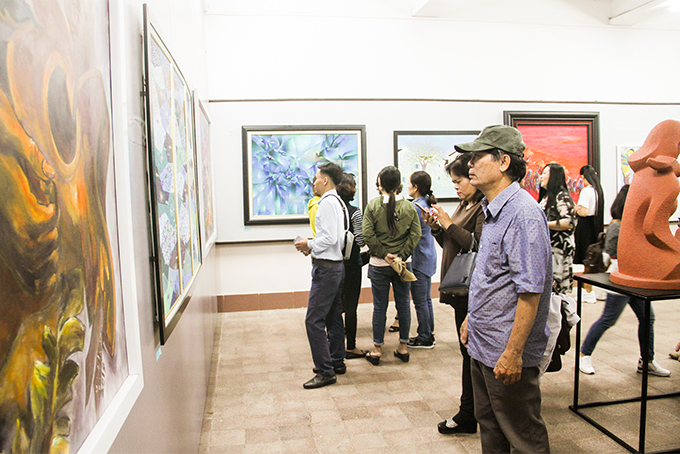 Công chúng xem tác phẩm giới thiệu tại triển lãm. 