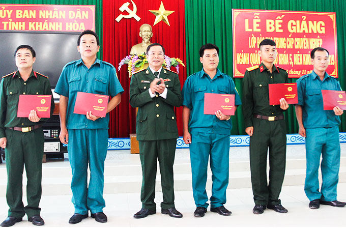 Đại tá Nguyễn Văn Sơn trao bằng tốt nghiệp cho các học viên khóa 5.