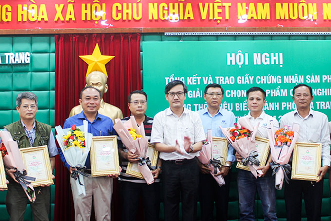 Lãnh đạo TP. Nha Trang trao chứng nhận cho các doanh nghiệp, cơ sở sản xuất.