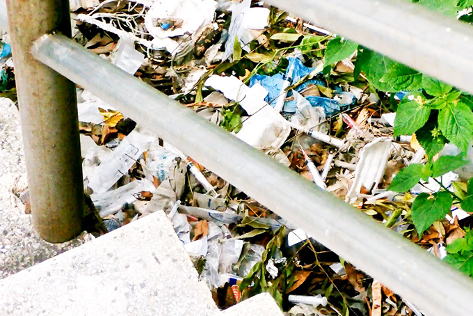 Kim tiêm vứt bừa bãi dưới chân cầu vượt