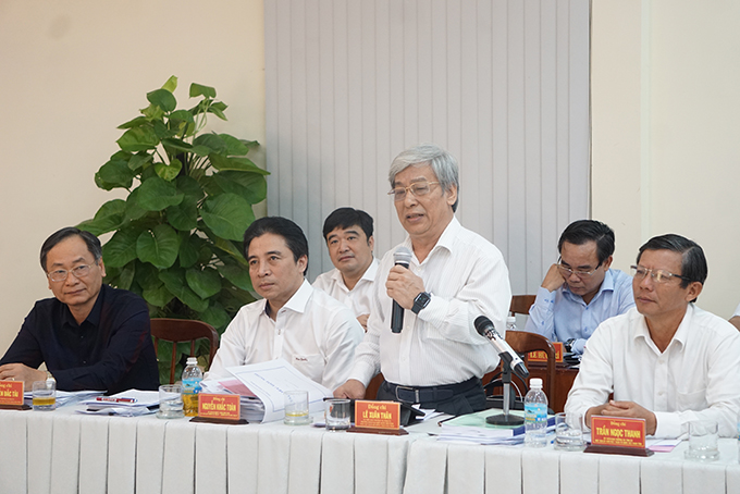 Ông Lê Xuân Thân - Ủy viên Ban Thường vụ Tỉnh ủy, Trưởng đoàn Đại biểu Quốc hội tỉnh, Phó Chủ tịch HĐND tỉnh phát biểu tại hội nghị.