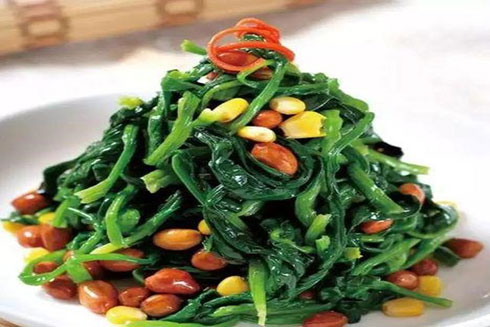 Xào rau cải bó xôi với lạc (đậu phộng) để nhân đôi hiệu quả dinh dưỡng.