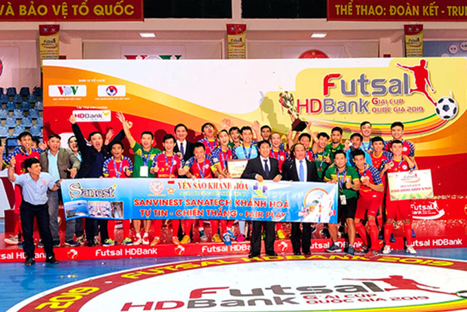 Sanvinest Sanatech Khanh Hoa celebrating HDBank 2019 championship