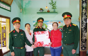 Thăm, tặng quà thân nhân chiến sĩ giải phóng quân Nguyễn Đức Cường