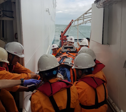 Ngay khi tiếp cận tàu Ocean Dream, lực lượng cứu nạn đã khẩn trương đưa hành khách bị nạn sang tàu SAR27-01