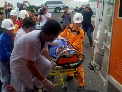 Ngay khi được đưa vòa bờ, hành khách người Nhật Bản đã được đưa lên xe cấp cứu chuyển đến Bệnh viện đa khoa quốc tế Vinmec Nha Trang chữa trị