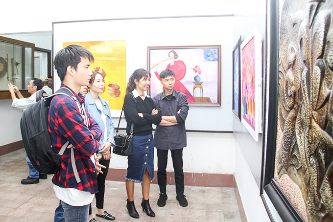 Công chúng xem các tác phẩm được giới thiệu  tại triển lãm mỹ thuật Khánh Hòa chào năm mới.    