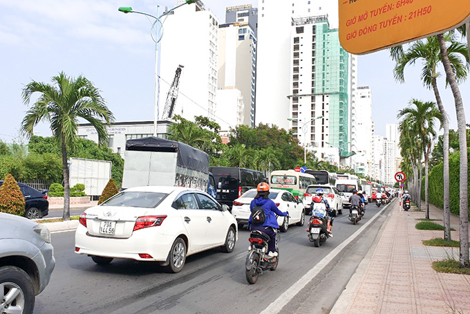 Đoạn từ hẻm 86 Trần Phú đến ngã ba đường Trần Phú và đường Hoàng Diệu thường xuyên bị ùn tắc cục bộ.