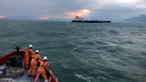 Cứu thủy thủ người Ấn Độ bị tai nạn trên tàu chở dầu