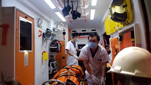 Thủy thủ bị nạn được đưa lên xe cấp cứu chuyển về bệnh viện chữa trị