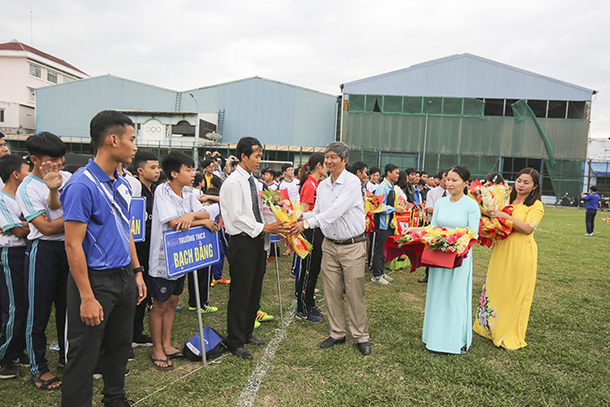 Ban tổ chức tặng cờ lưu niệm cho các đơn vị tham dự HKPĐ thành phố.