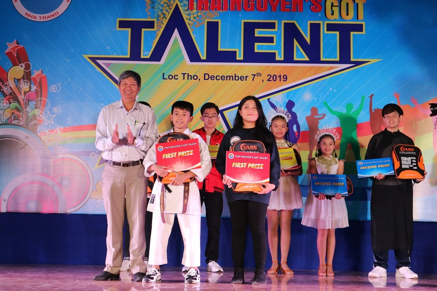 Ông Lê Đình Thuần - Phó Giám đốc Sở Giáo dục và Đào tạo trao 2 giải nhất cho các học sinh.