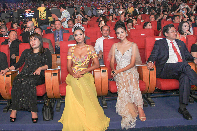 Miss Universe Vietnam 2017 H'Hen Niê (in yellow dress)