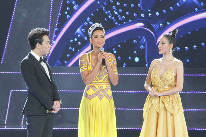 H'Hen Niê speaking about her activities as Miss Universe Vietnam 2017