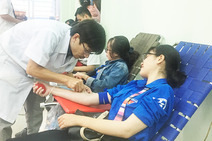 Cán bộ, viên chức của các đơn vị tham gia hiến máu tình nguyện.      