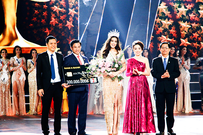 Ông Nguyễn Tấn Tuân cùng đại diện ban tổ chức, nhà tài trợ trao thưởng cho người đẹp Nguyễn Trần Khánh Vân.