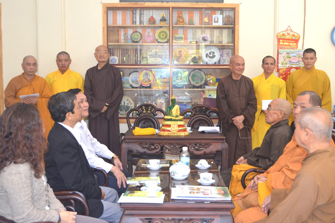 Đại diện Ban trị sự Giáo hội Phật giáo Việt Nam tỉnh Khánh Hoà trao chư tăng làm nhiệm vụ phật sự tại huyện Trường Sa.