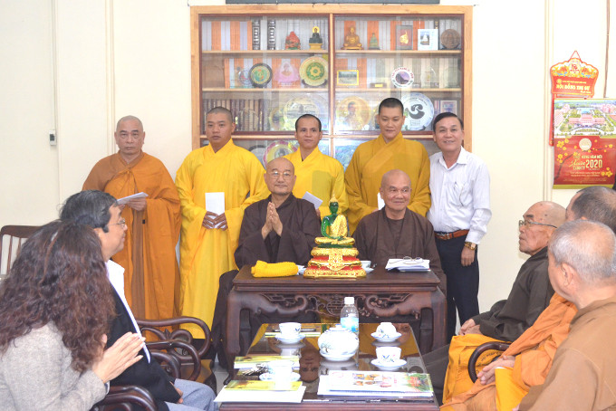 Đại diện Ban Tôn giáo tỉnh Khánh Hoà trao quà cho chư tăng làm nhiệm vụ phật sự tại huyện Trường Sa.