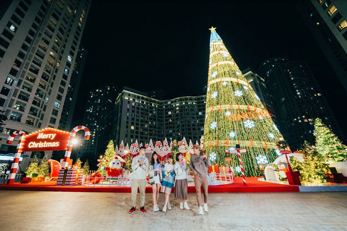 Vincom Mega Mall Royal City tái hiện hoạt cảnh Giáng sinh tại thị trấn Tuyết với điểm nhấn cây thông cao 30m