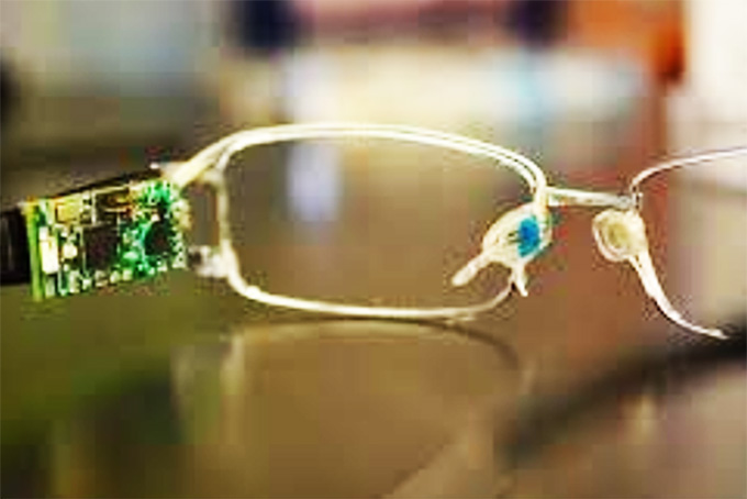 Thiết bị cảm biến sinh học trên gọng kính giúp kiểm soát đường huyết