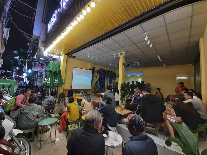 People gathering at a café to cheer for Vietnam U22