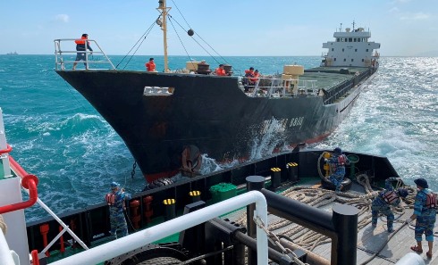 Lữ đoàn Tàu ngầm 189 Hải quân cứu hộ tàu Thái Hà 8888 gặp nạn trên biển