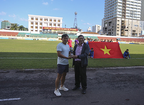 Lãnh đạo Hiệp hội Du lịch Nha Trang, Khánh Hòa tri ân đơn vị tổ chức có nhiều đóng góp cho hoạt động thể thao, du lịch.
