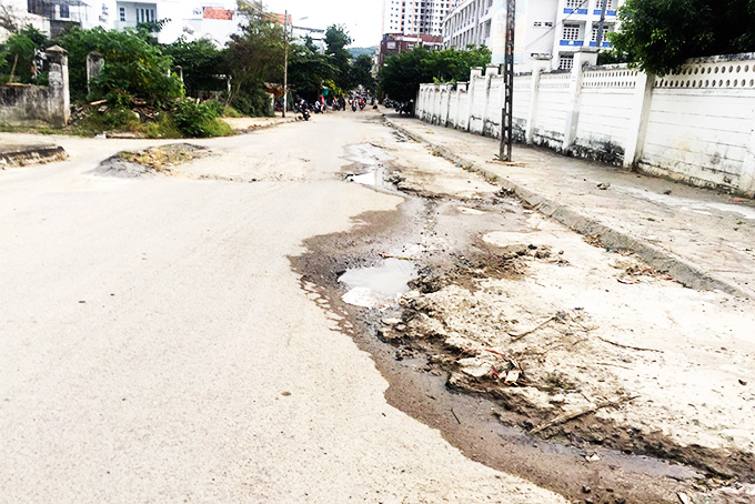 Đề nghị sửa chữa 2 con đường bị hư hỏng nặng