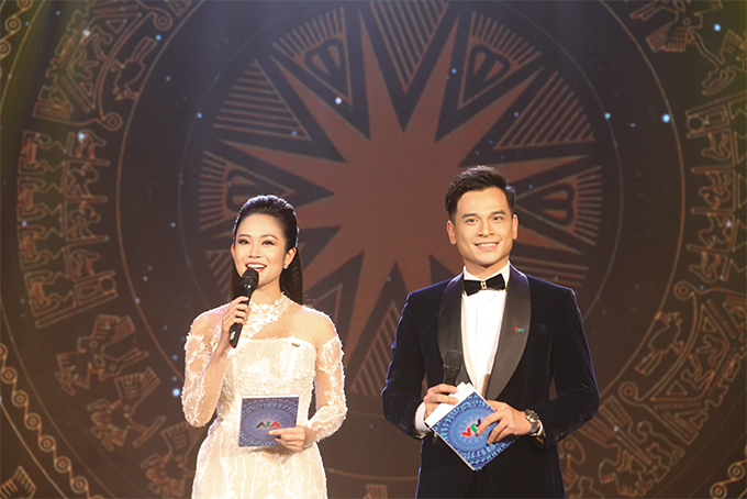 Hai MC Thùy Linh và Danh Tùng đảm nhiệm vai trò dẫn chương trình buổi lễ khai mạc. 