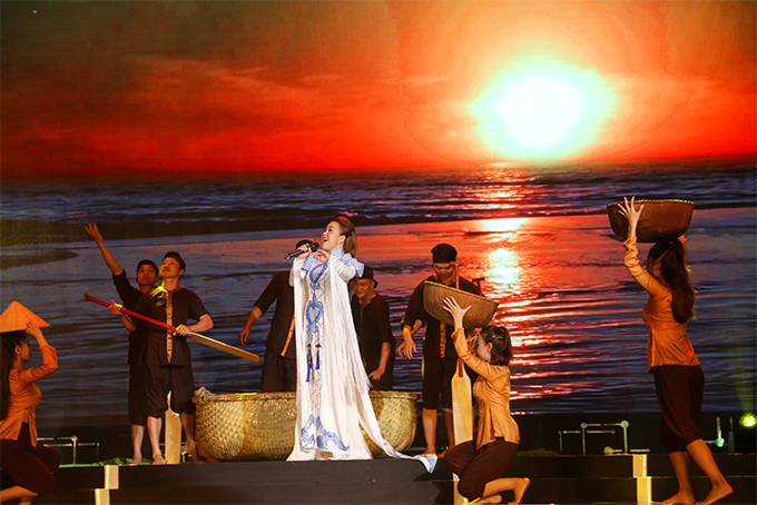 Ca sĩ Quách Mai Thy - quán quân dòng nhạc dân gian giải Sao Mai 2019 trong ca khúc Bình minh đại dương. 
