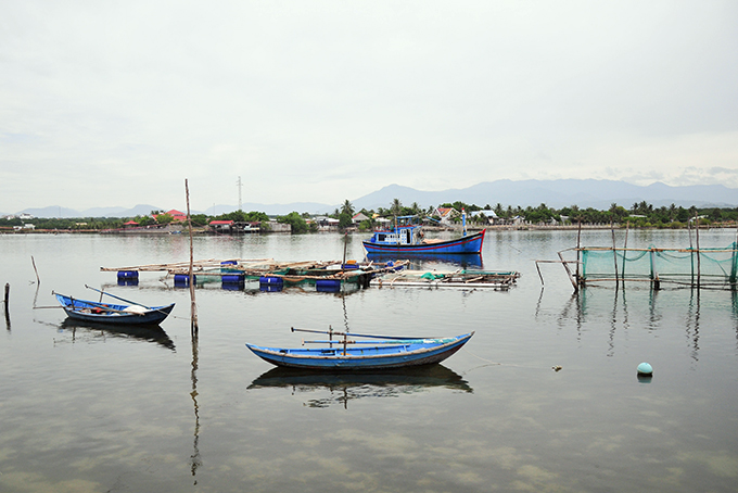 Kiểm tra việc khai thác, nuôi trồng thủy sản trong đầm Thủy Triều