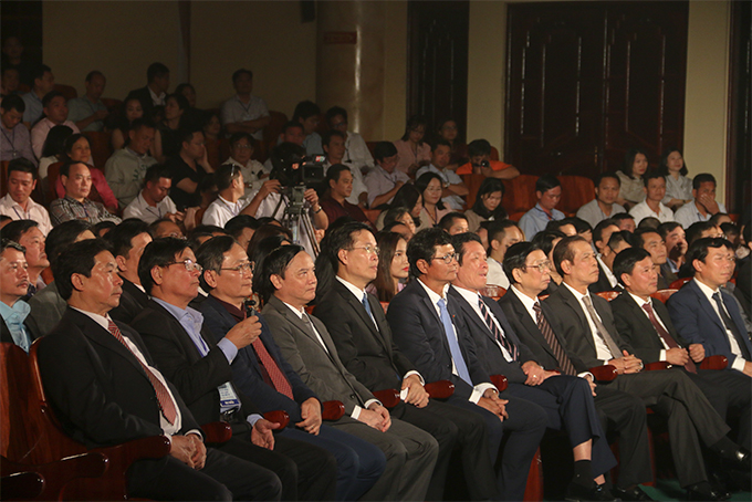 Central and local representatives attending the opening ceremony