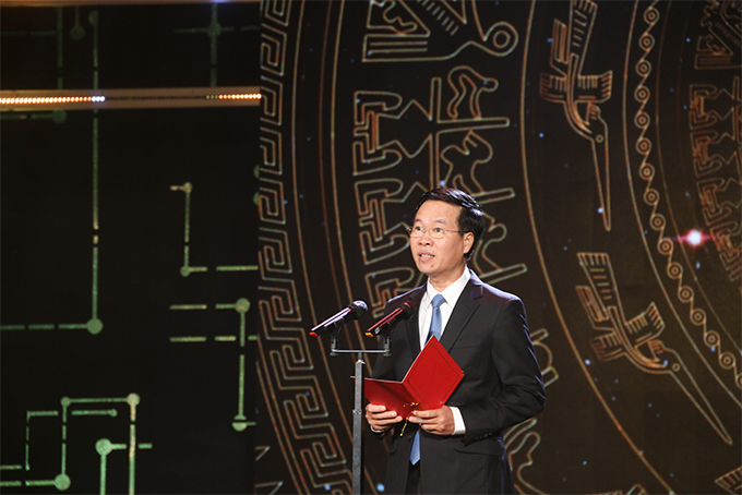 Vo Van Thuong delivering speech at ceremony