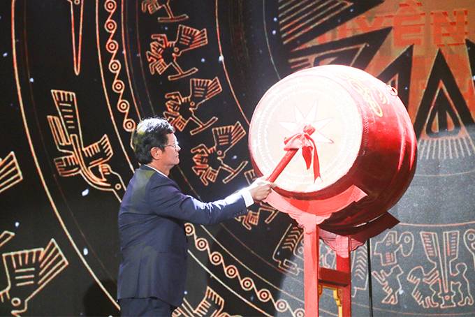 Tran Binh Minh beating drum to open National Television Festival 2019