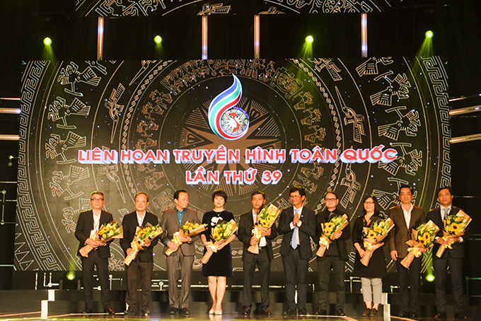 Vietnam Television leader offering flowers to representatives of the 39th National Television Festival jury