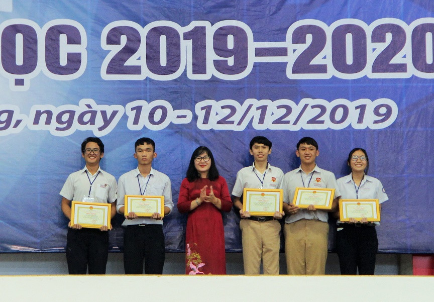 Lãnh đạo Sở Giáo dục và Đào tạo Khánh Hòa trao giấy khen cho các thí sinh có dự án đạt giải nhất. 