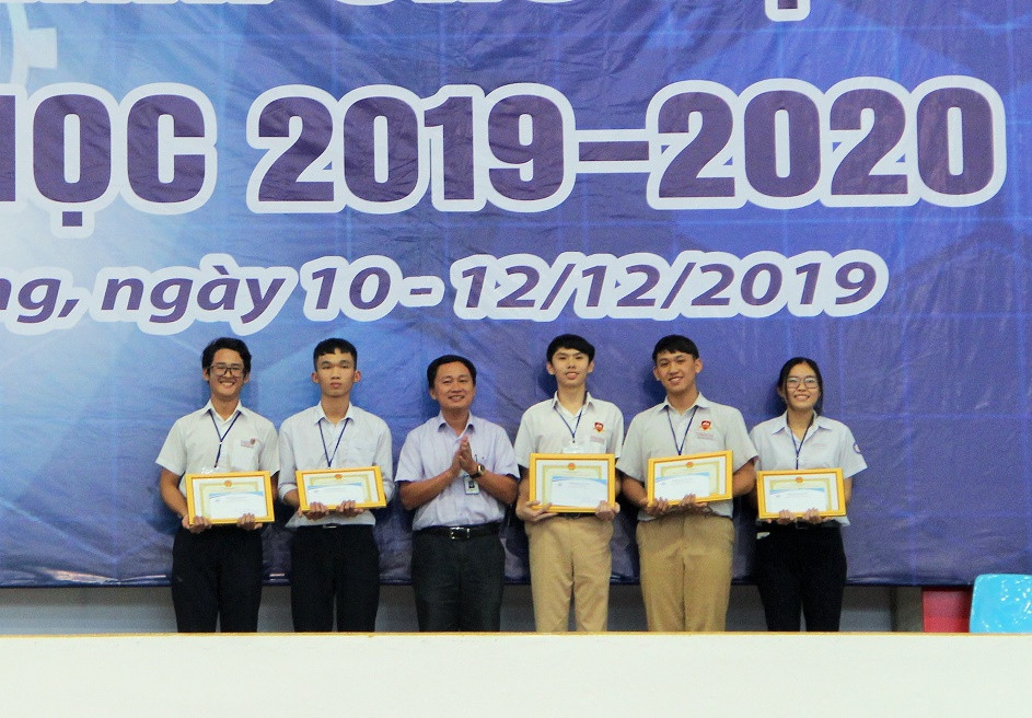 Lãnh đạo Trường Đại học Nha Trang trao thưởng cho các thí sinh có dự án đạt giải nhất. 