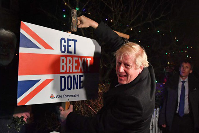  Thủ tướng Anh Boris Johnson với slogan “Hãy thực thi Brexit”. Ảnh: Insider