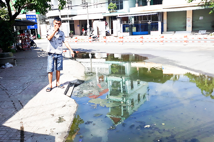 Hố ga bị tắc, gây ô nhiễm